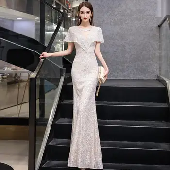 Вечерна рокля с V-образно деколте, расшитое сребърни пайети, 