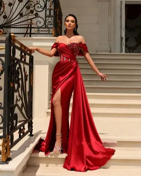 Елегантни вечерни рокли на русалка от червен сатен за сватба с открити рамене, бродирани с мъниста гънки от двете страни, Арабски Червени рокли за бала в Дубай