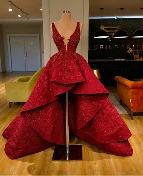 Пенливи червено А-силуэтное секси рокля с V-образно деколте и открити рамене, лейси апликация от мъниста, Луксозно секси вечерна рокля за абитуриентски бал