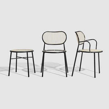 Скандинавски прост мрежест трапезария стол с ажурна вкара облегалка от червено желязо, домашен кафе-сладкарница, ресторант, всекидневни стол на открито, балкон